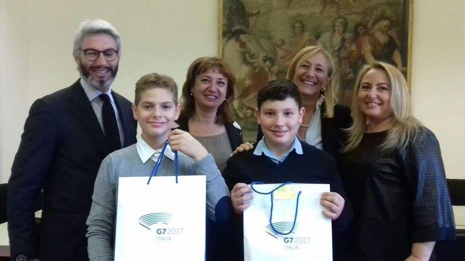 Consegnati al G7 i foulard degli studenti del Boschi