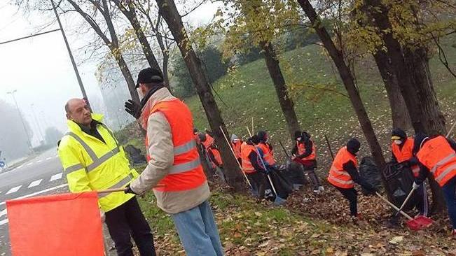 Volontari al lavoro in via Costellazioni