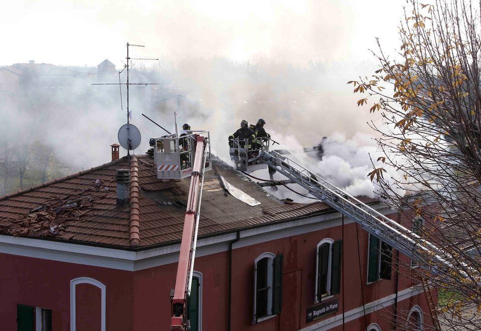 Brucia il tetto della stazione di Bagnolo 