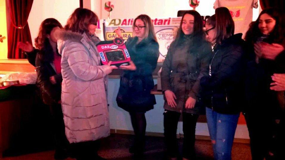 L’Avis dona un defibrillatore alla società di pallavolo