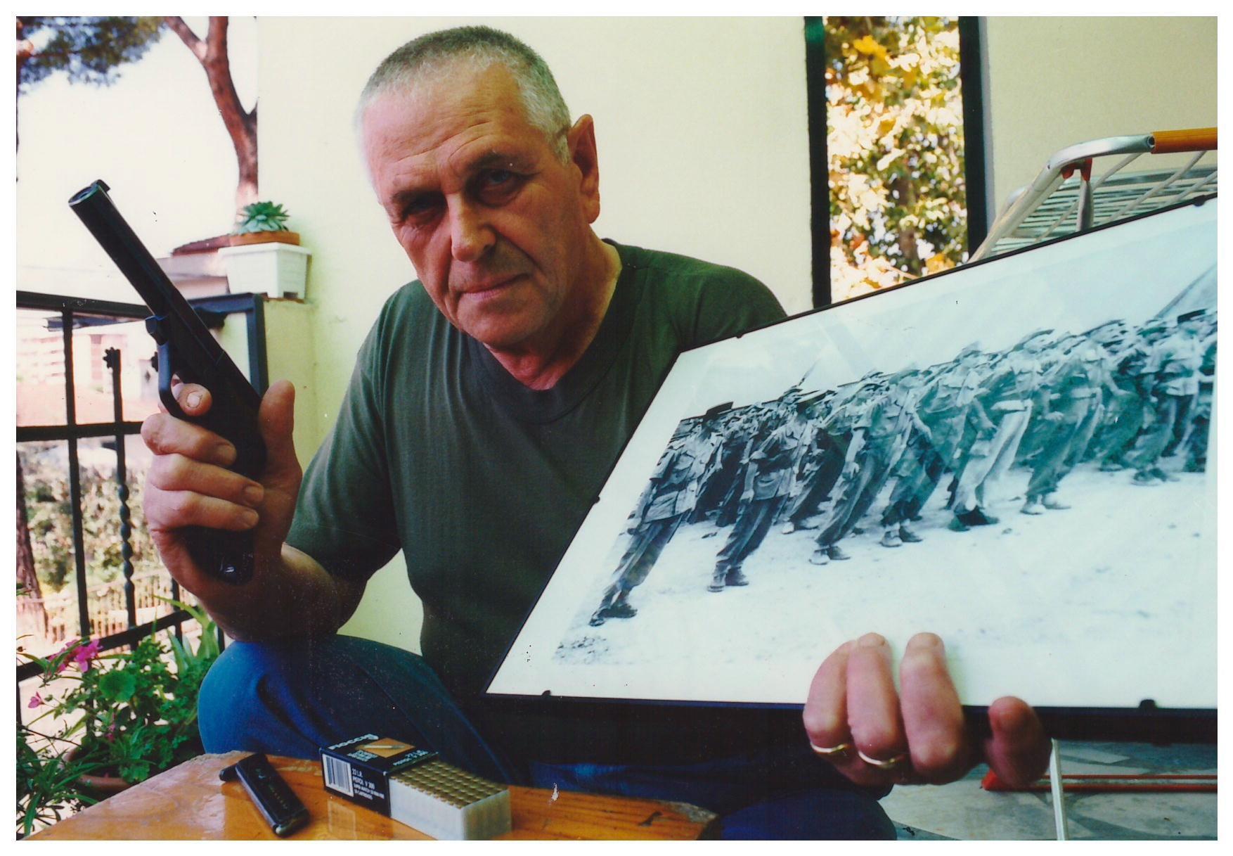 Giampiero Vigilanti mostra la pistola Beretta nel 1998 (foto Batavia)