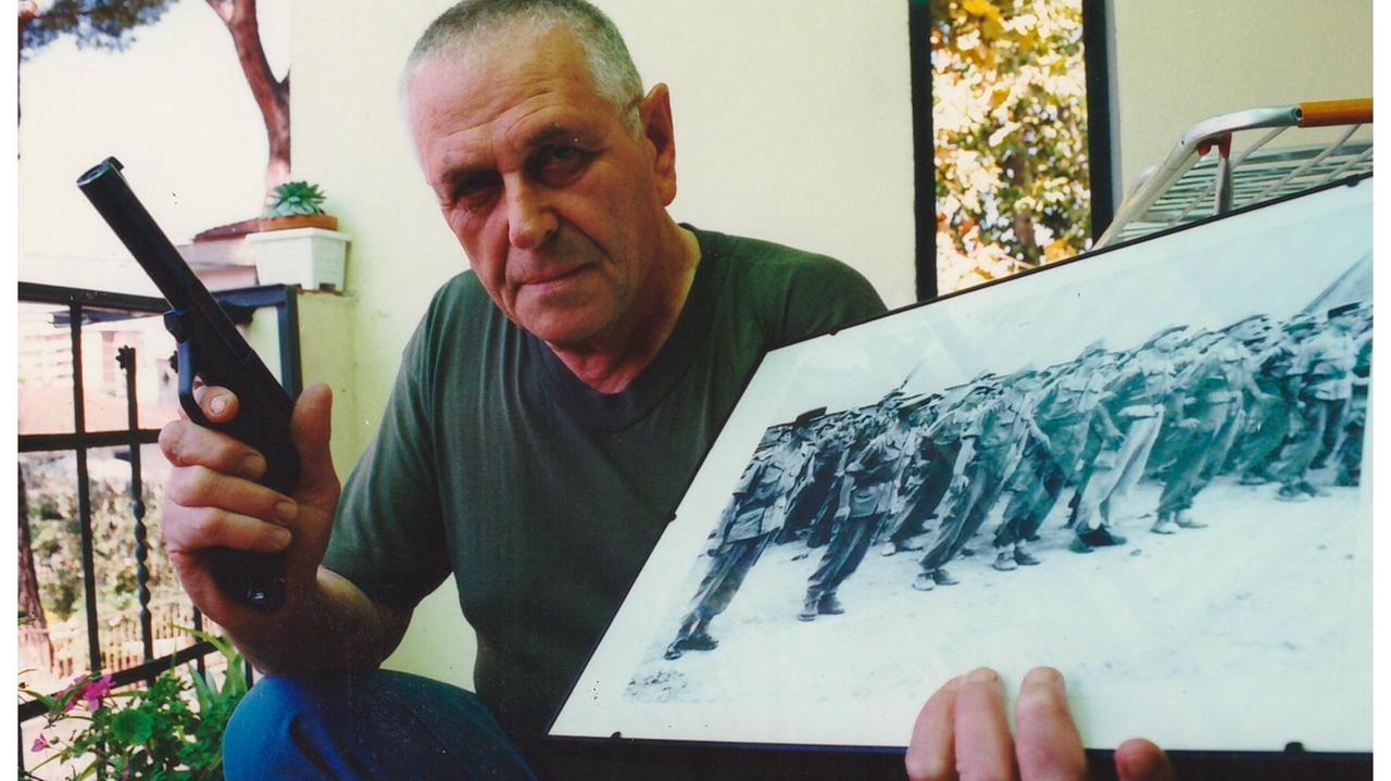 Giampiero Vigilanti mostra la pistola Beretta nel 1998 (foto Batavia)