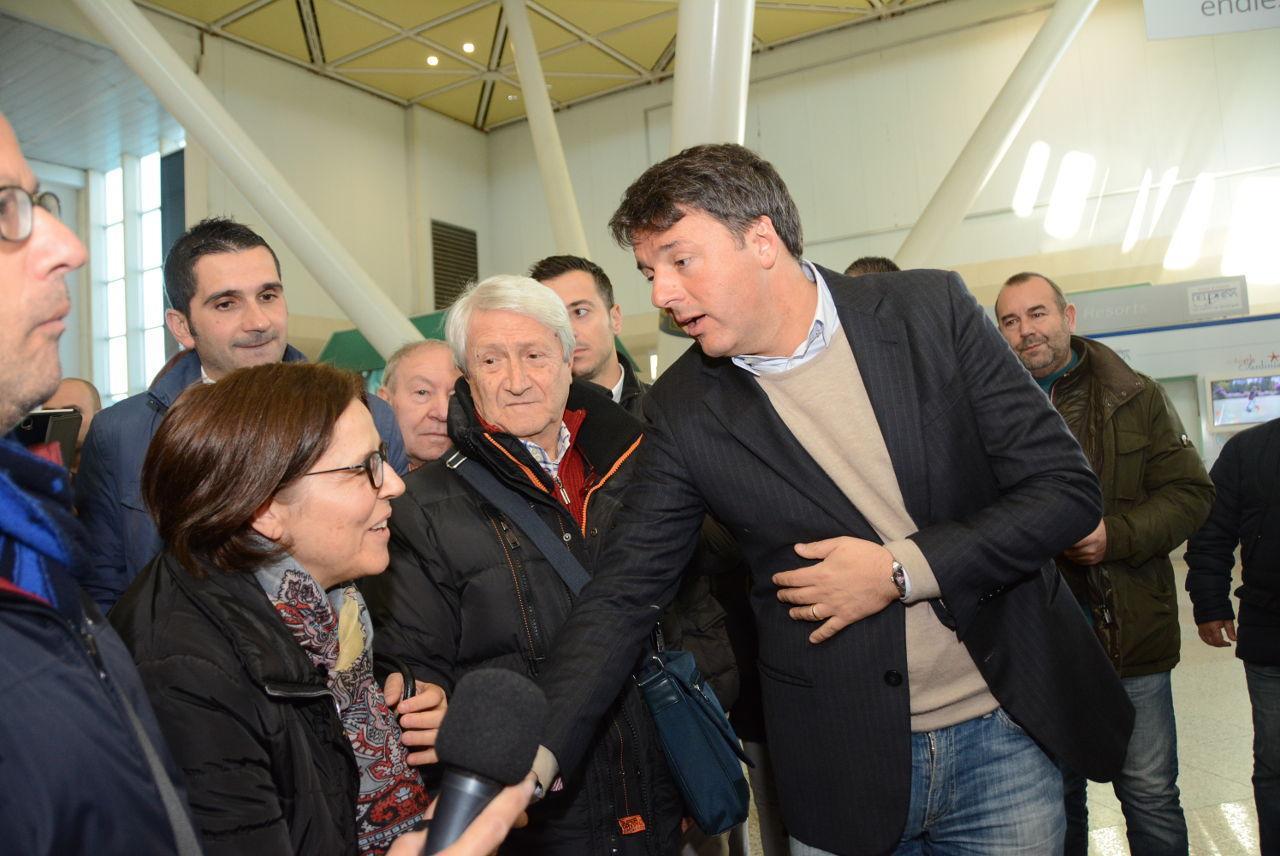 Matteo Renzi all'aeroporto di Obia (foto Gavino Sanna)