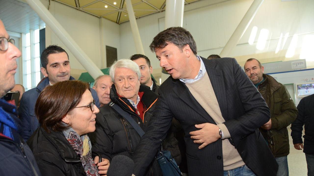 Matteo Renzi all'aeroporto di Obia (foto Gavino Sanna)