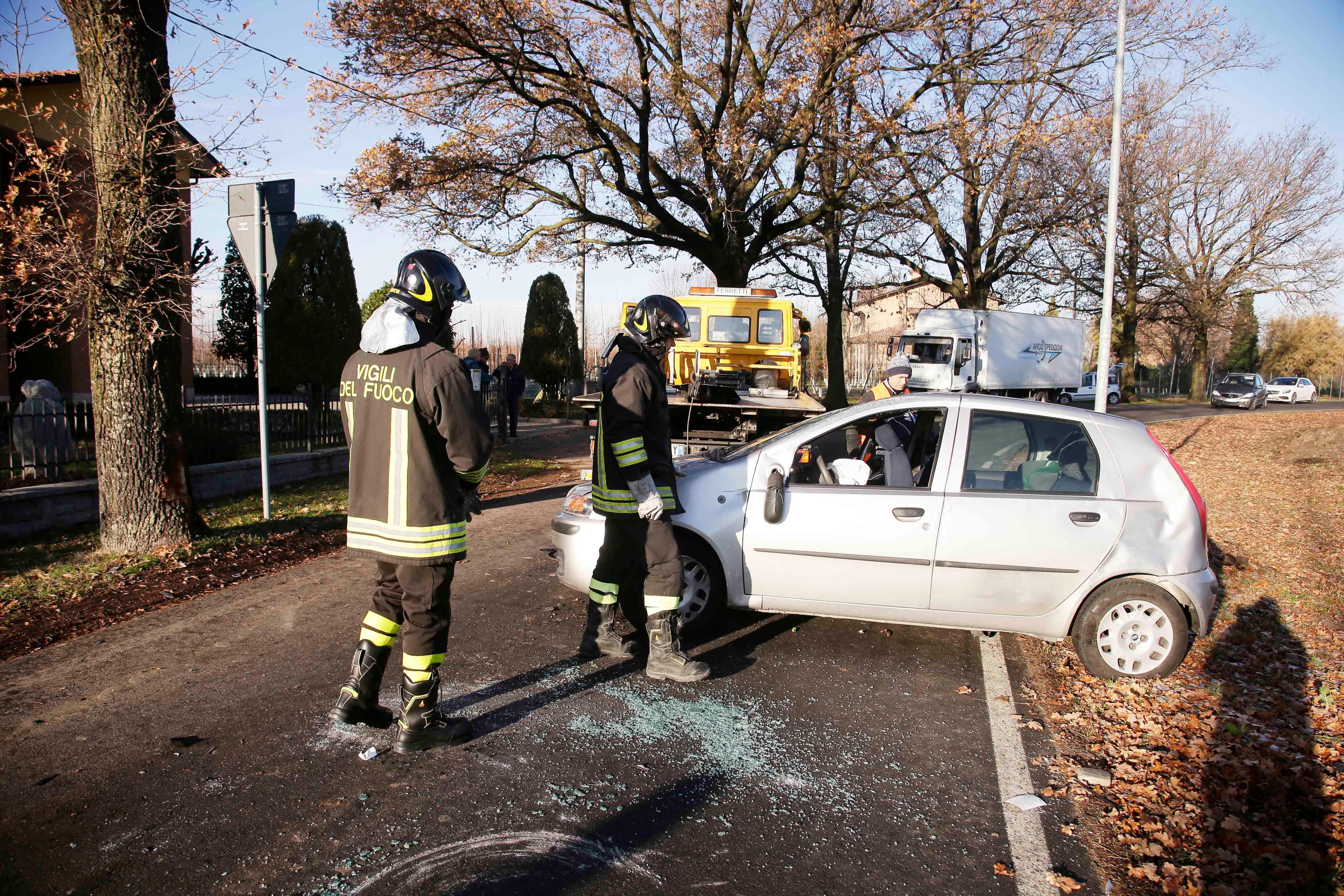 Scandiano, auto ribaltata con bimbo piccolo a bordo