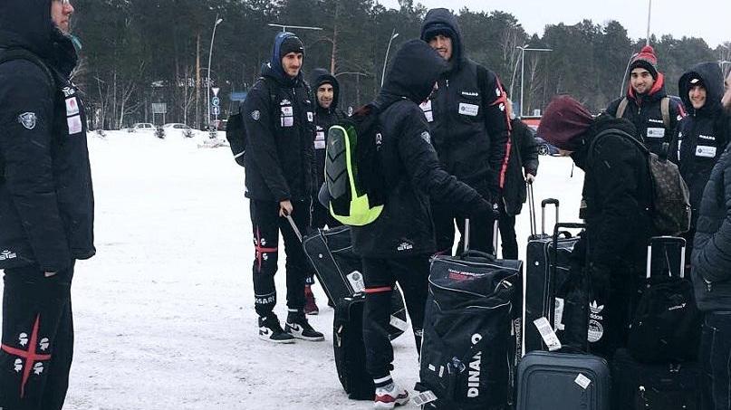 I giocatori della Dinamo all'arrivo nel gelo di Krasnoyarsk