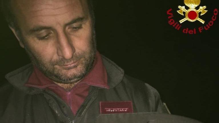 Il cucciolo salvato dai vigili del fuoco. Altri quattro fratellini sono stati trovati già morti