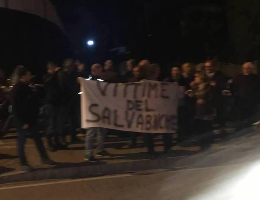 Il gruppo di contestatori con il loro striscione in via Pertini poco prima del passaggio di Renzi