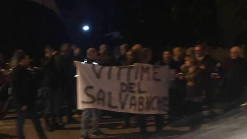 Il gruppo di contestatori con il loro striscione in via Pertini poco prima del passaggio di Renzi
