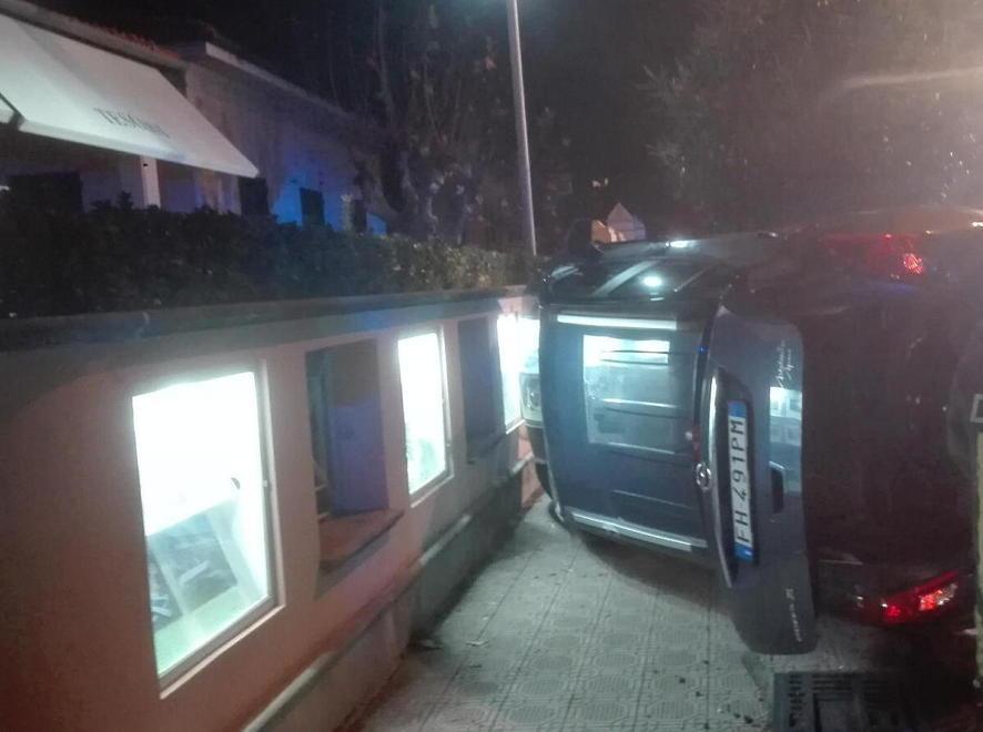 Tampona auto dei vigili e si cappotta 