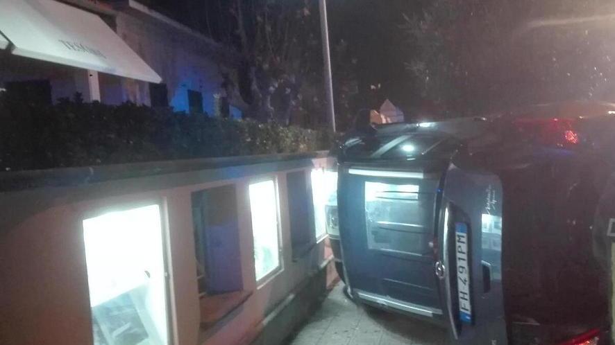 Tampona auto dei vigili e si cappotta