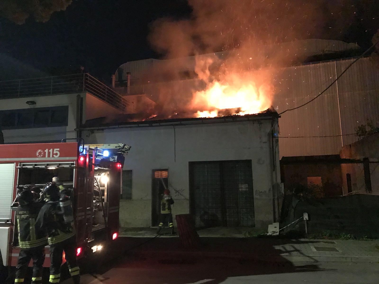 Vigili del fuoco in azione in via Virgilio