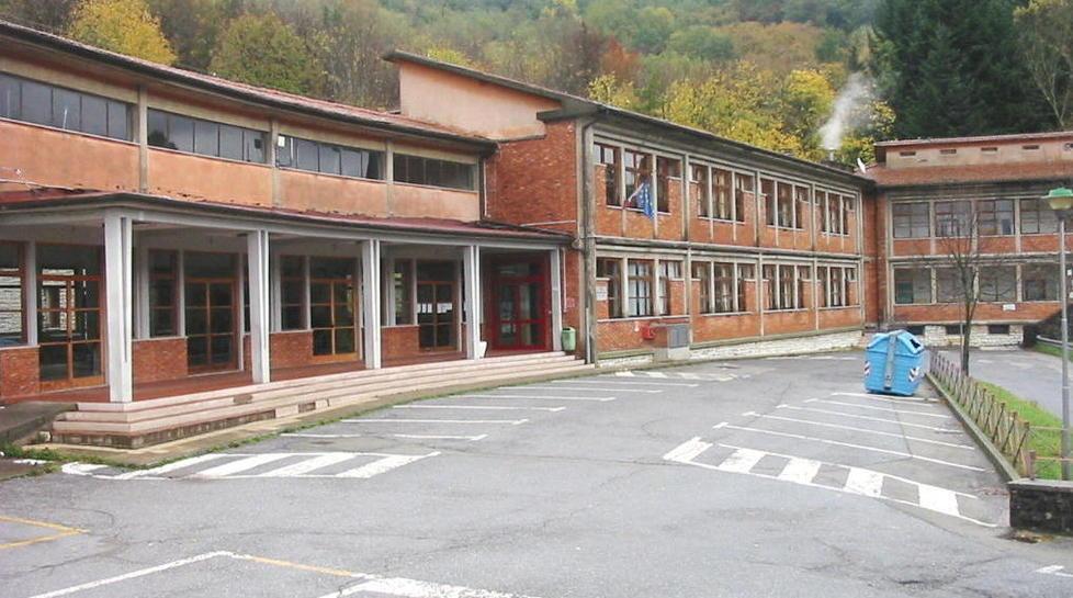 Il piazzale della scuola intitolato al preside Celesti