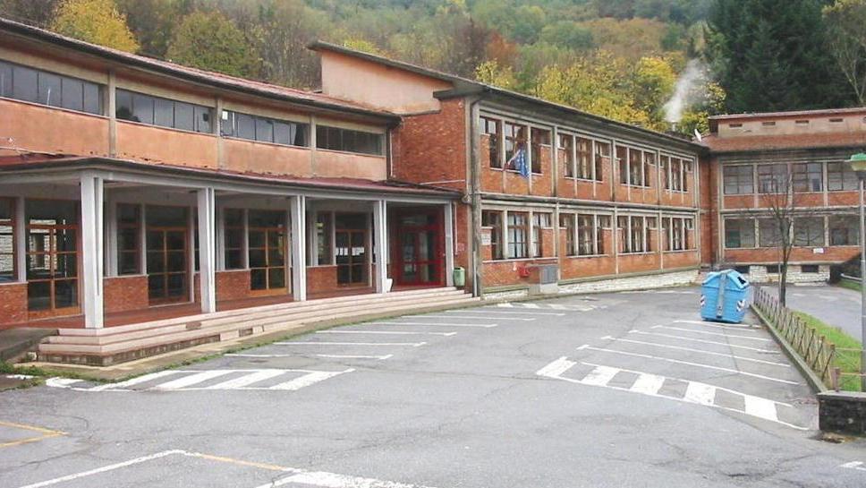 Il piazzale della scuola intitolato al preside Celesti