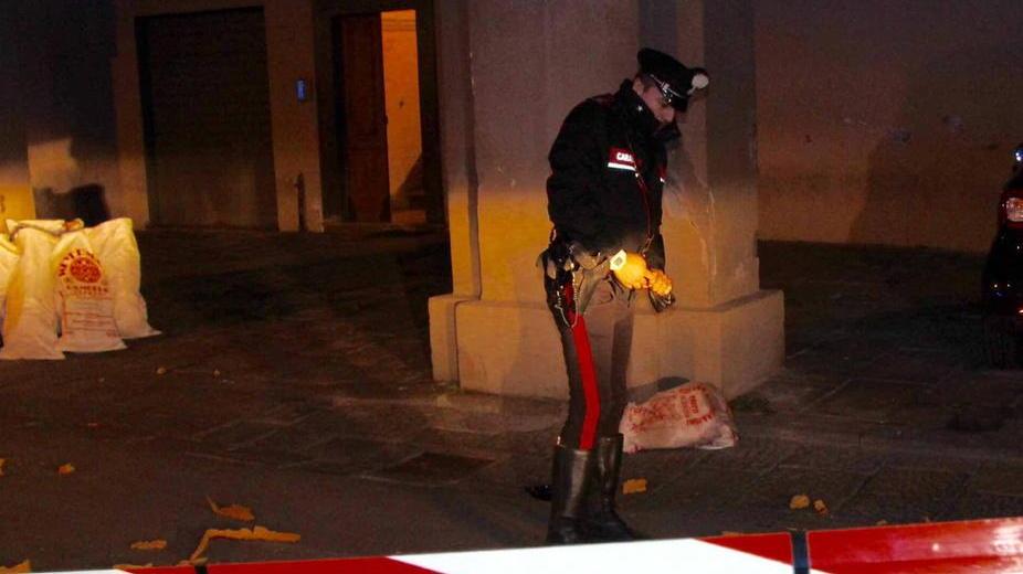 Giù dalla finestra, salvata dal passante