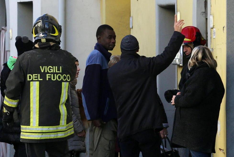 Si sveglia in un inferno di fiamme e fumo: salvo 