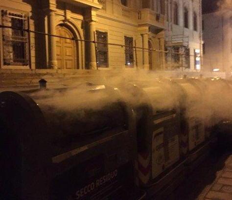 Allarme per il fumo dai cassonetti