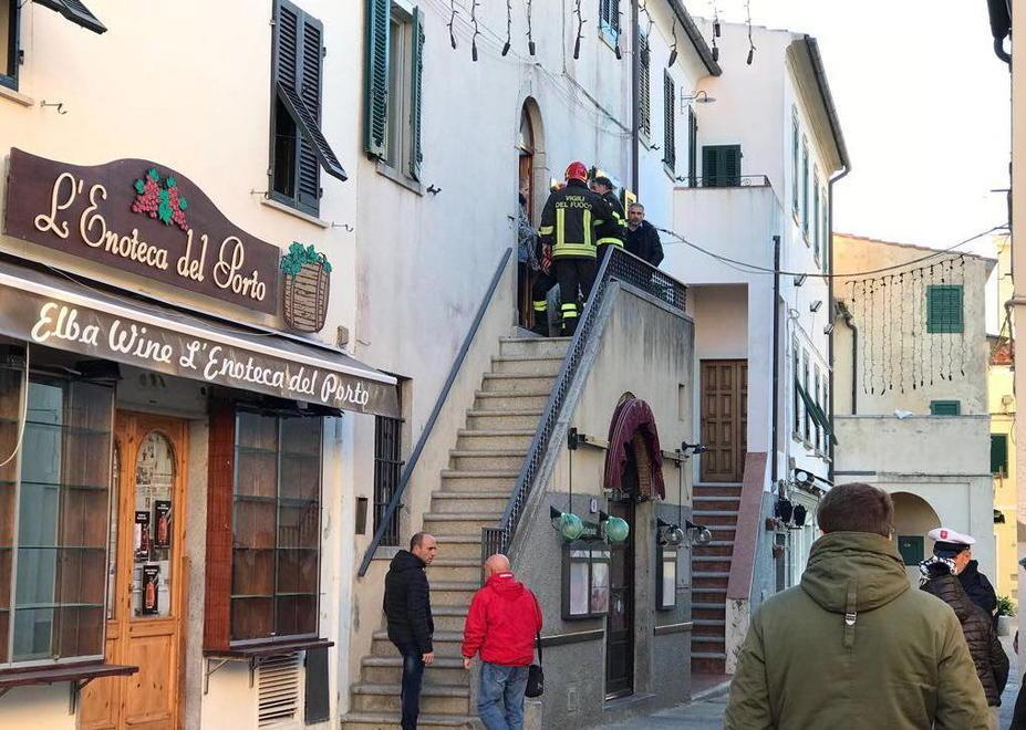Le travi cedono, crolla il tetto della casa 