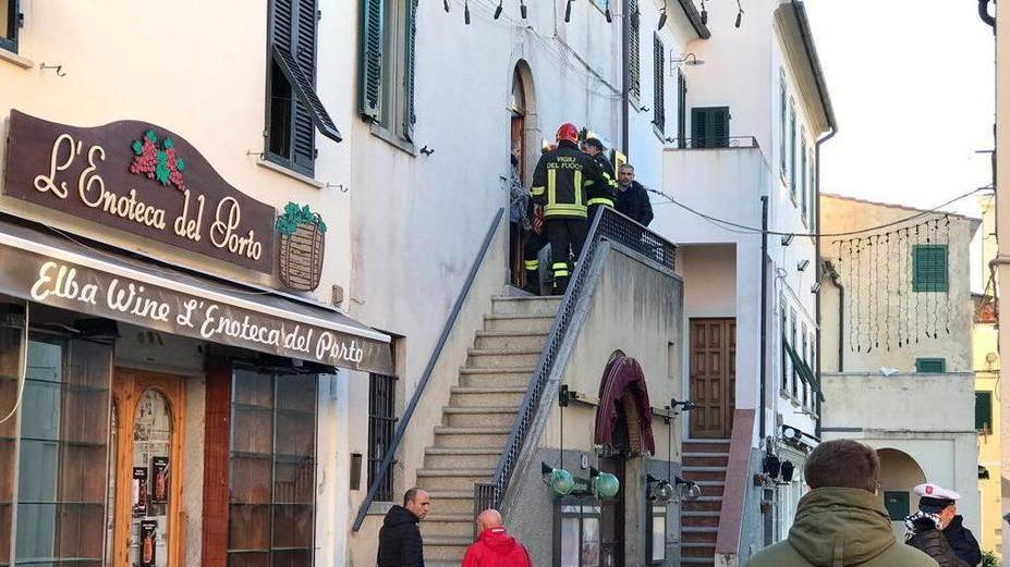 Le travi cedono, crolla il tetto della casa