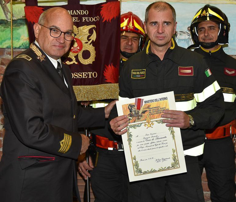 Allarme incendi, 15 interventi al giorno per i vigili del fuoco 