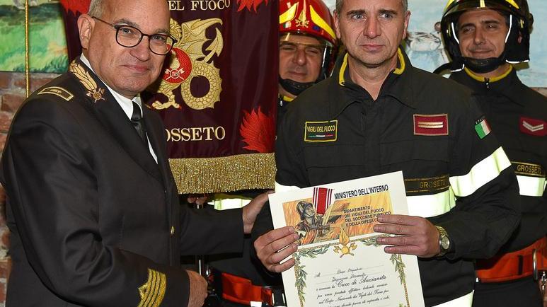 Allarme incendi, 15 interventi al giorno per i vigili del fuoco