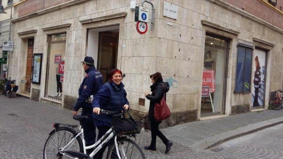 Stop alle biciclette sul marciapiede