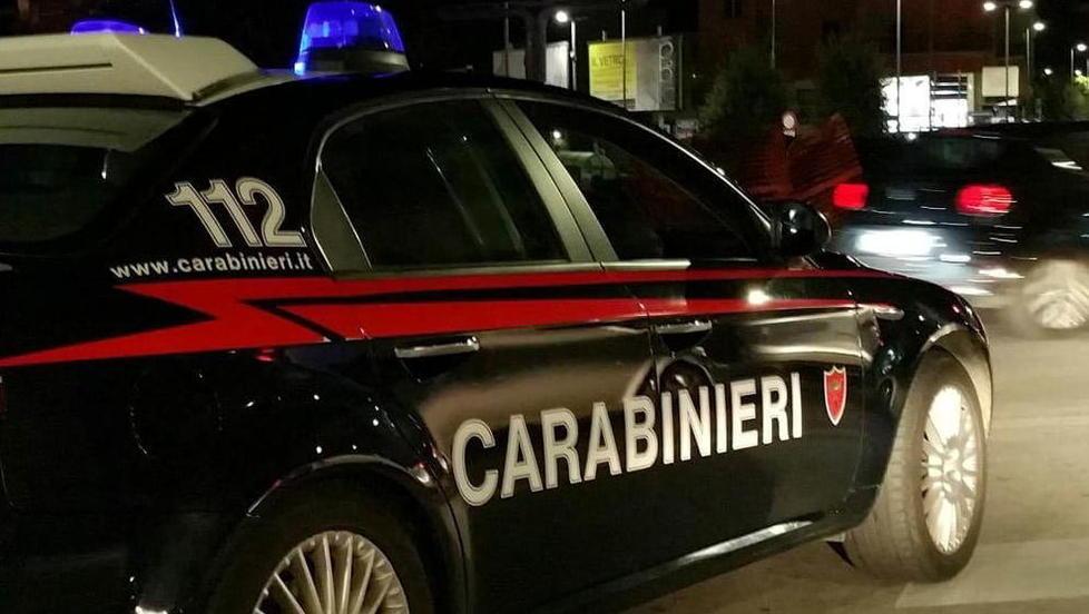 Rubano le chiavi dal cruscotto e fanno razzia nell’abitazione 