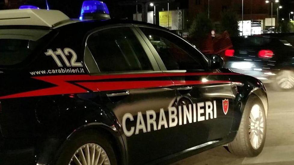 Rubano le chiavi dal cruscotto e fanno razzia nell’abitazione