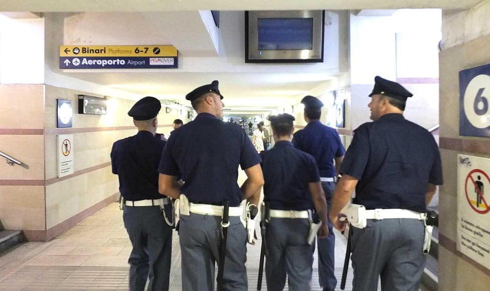 Bulli senza biglietto sputano alla capotreno