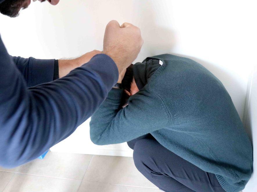 Picchia e rapina la sua compagna incinta 