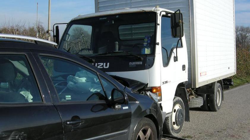 Macchina contro furgone I conducenti all’ospedale