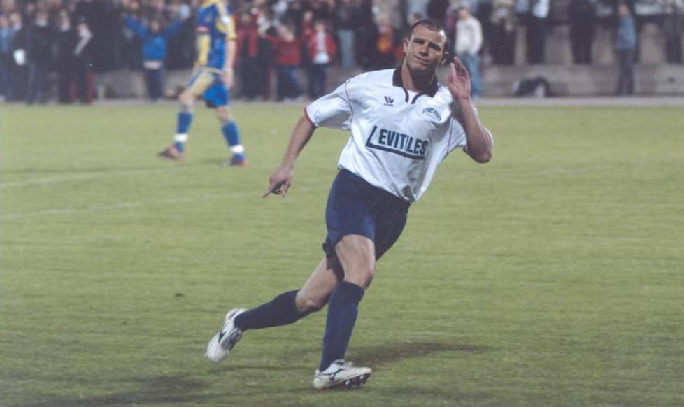 La gioia di De Giuseppe che ha realizzato il suo trecentesimo gol