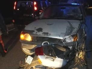 Due giovani feriti in via Ville nello schianto tra moto e auto