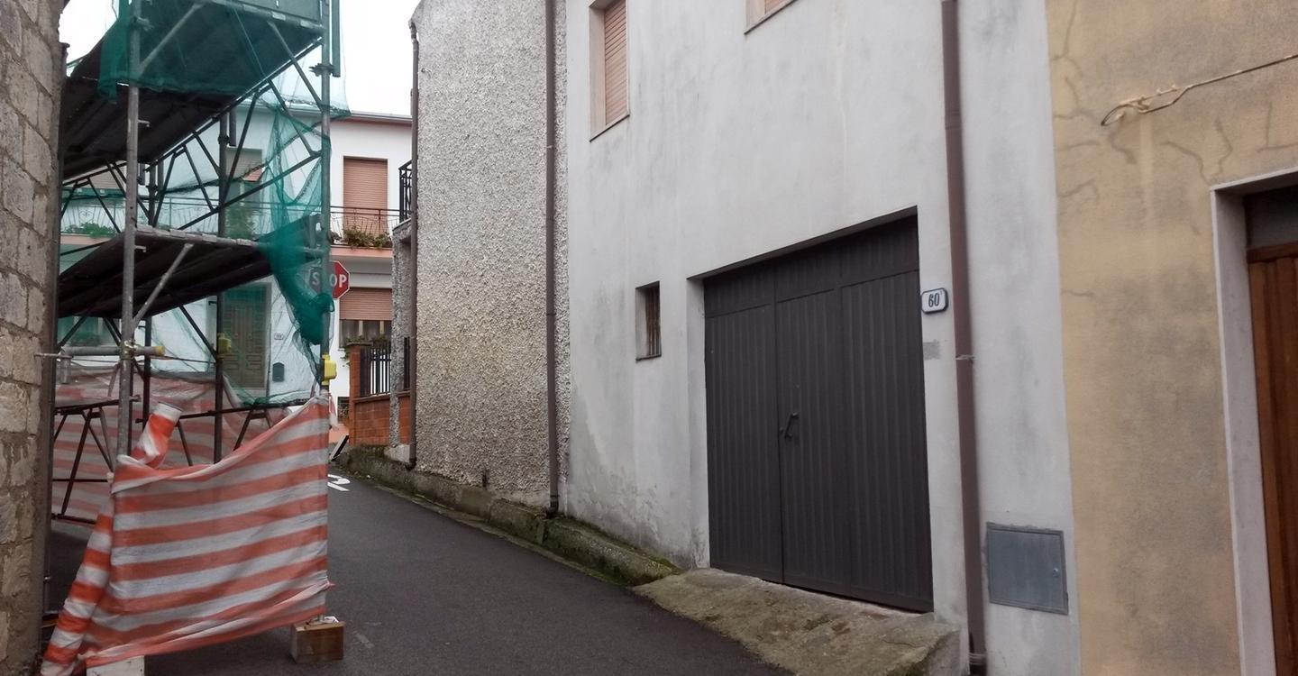 «Auto bloccata dal ponteggio»: la protesta di un residente 
