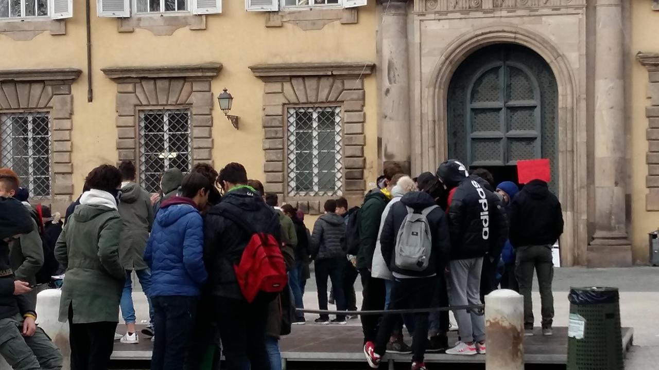 Gli studenti del Fermi sotto la Provincia