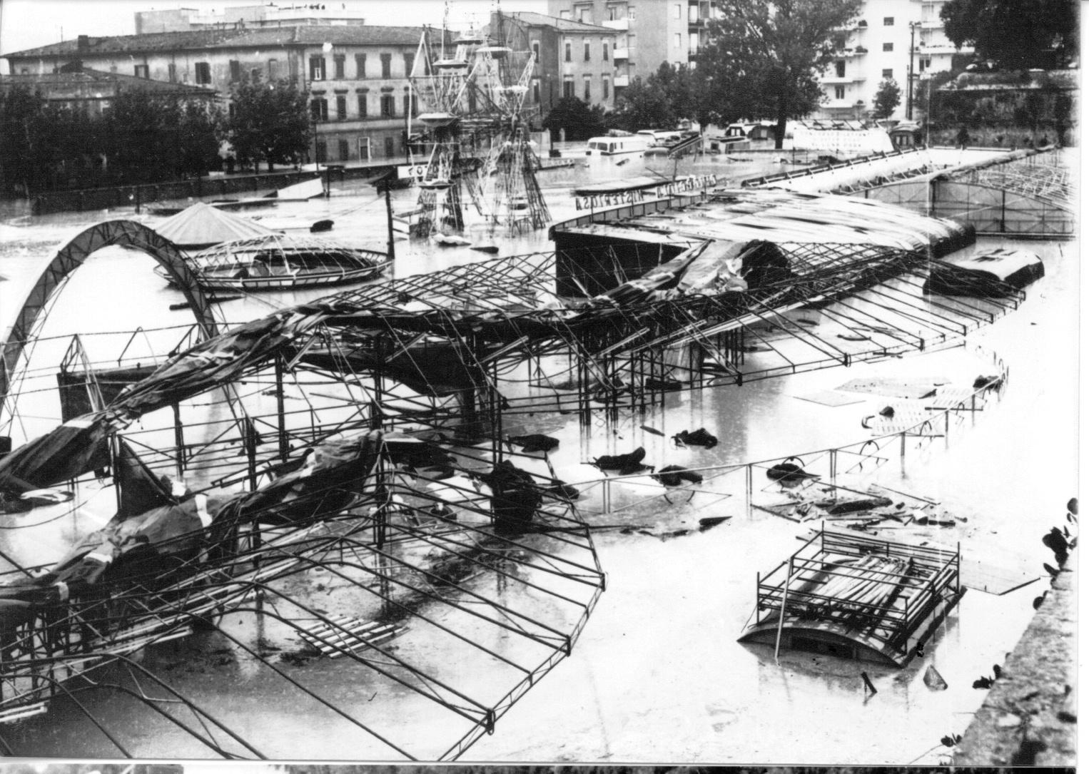Il luna park di Grosseto il 4 novembre 1966 dopo l'alluvione che colpì la Maremma (foto Archivio Agenzia Bf)