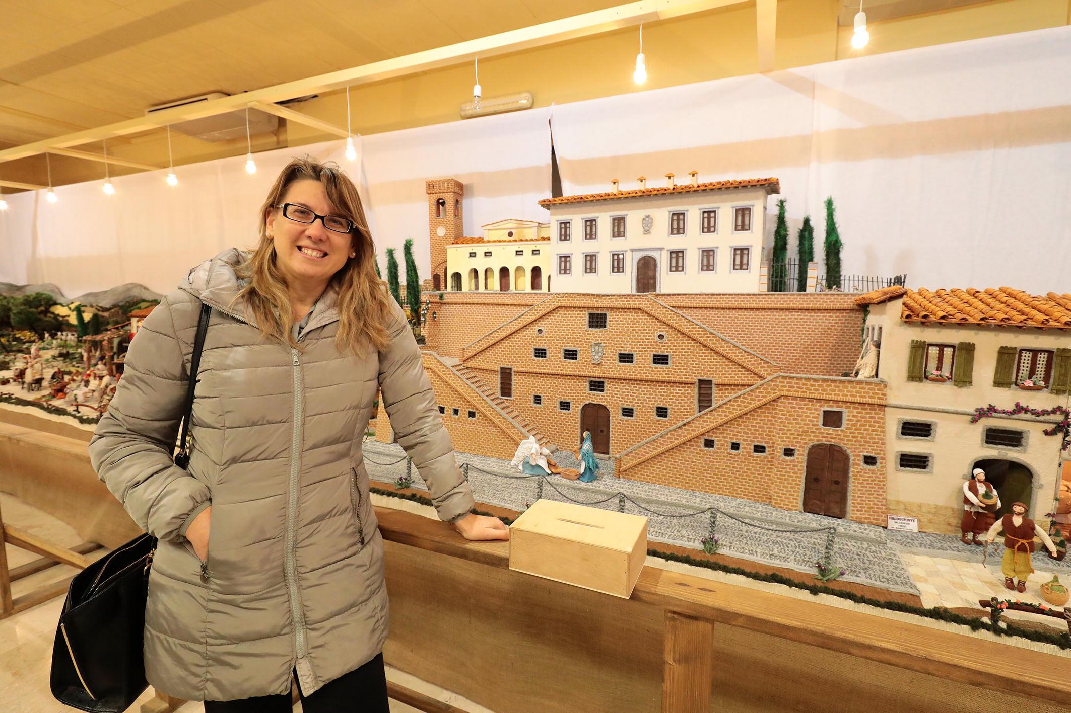 La sindaca Simona Rossetti davanti al presepe che raffigura la villa Medicea di Cerreto Guidi (foto agenzia Carlo Sestini) 