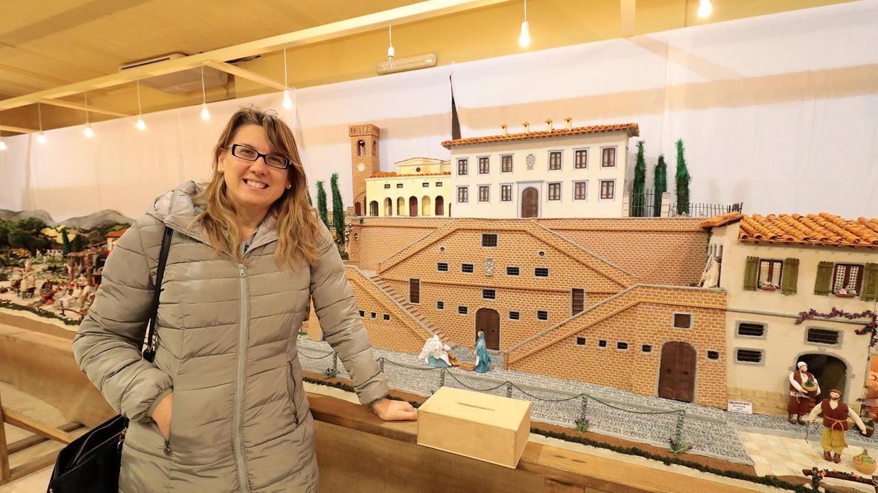 La sindaca Simona Rossetti davanti al presepe che raffigura la villa Medicea di Cerreto Guidi (foto agenzia Carlo Sestini)