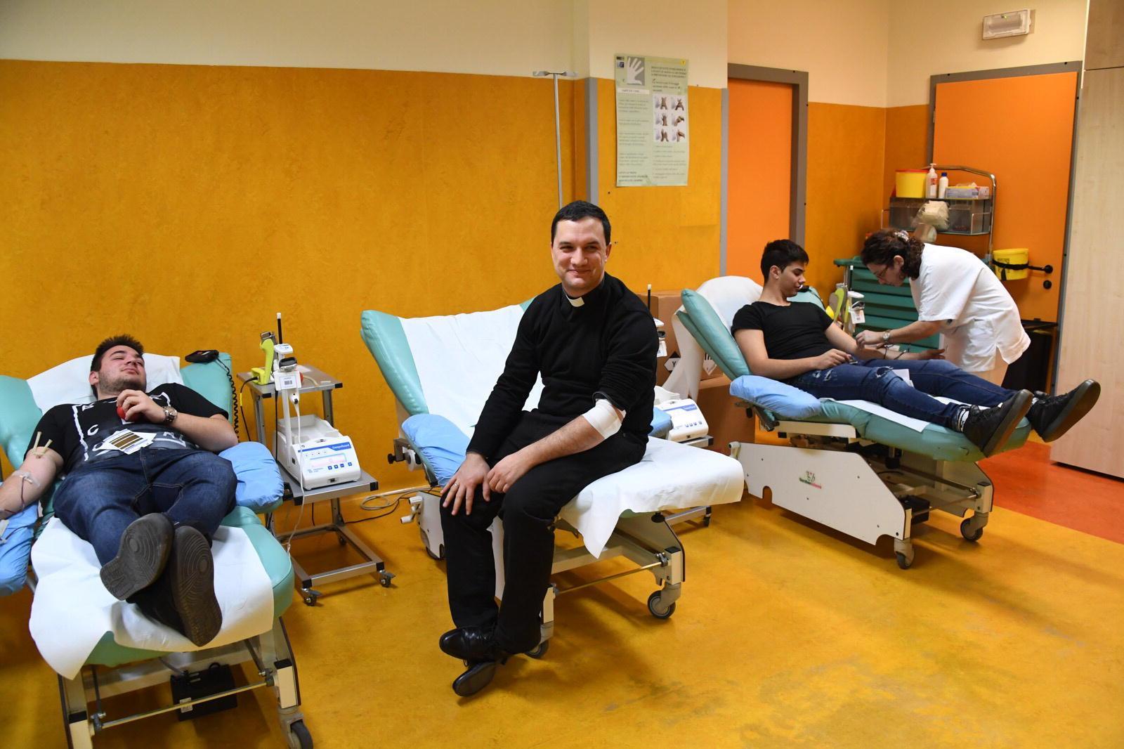 Alcuni degli studenti dell'istituto Fermi di Pontedera alla loro prima donazione (Foto Franco Silvi)
