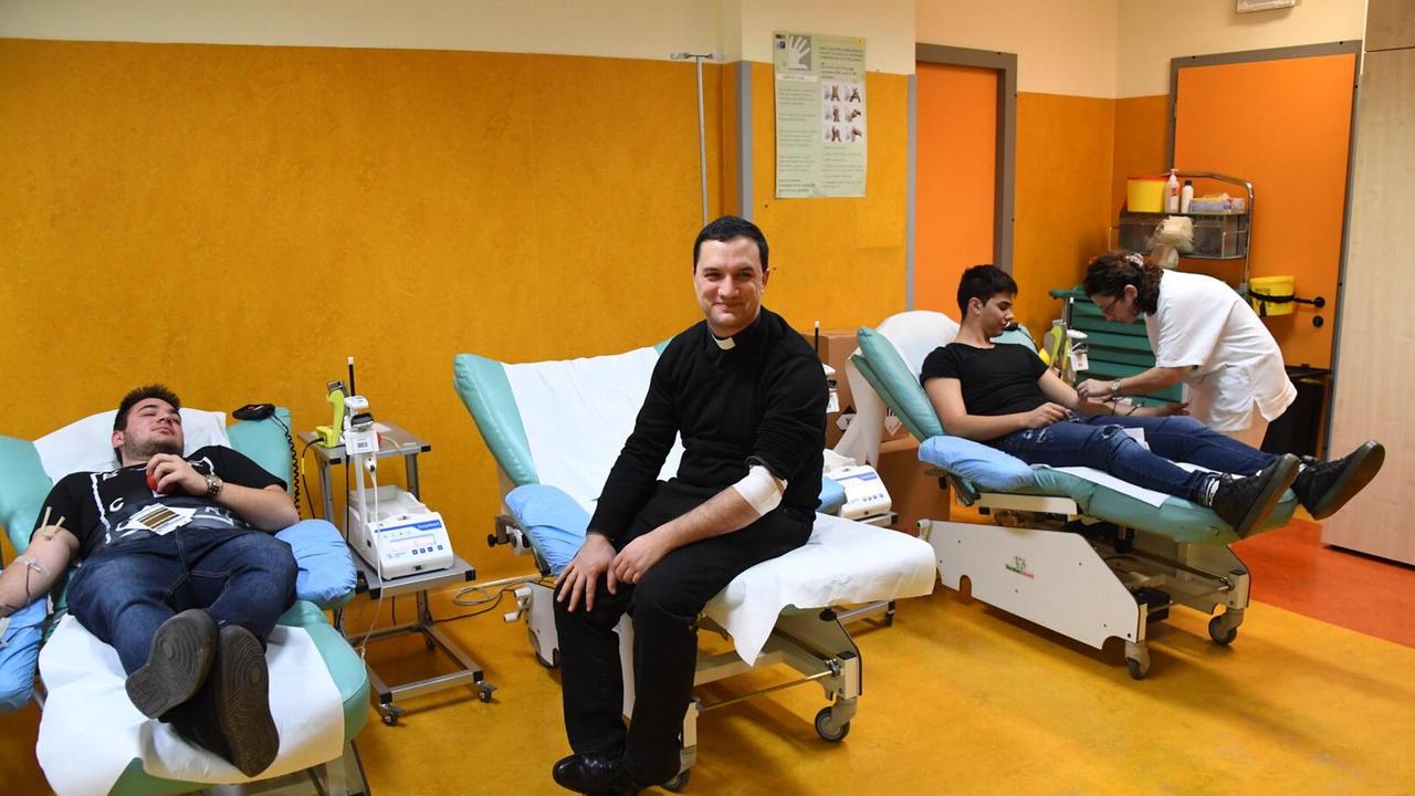 Alcuni degli studenti dell'istituto Fermi di Pontedera alla loro prima donazione (Foto Franco Silvi)