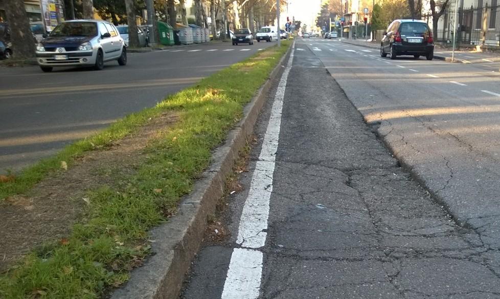 Buca molto pericolosa in via Giardini