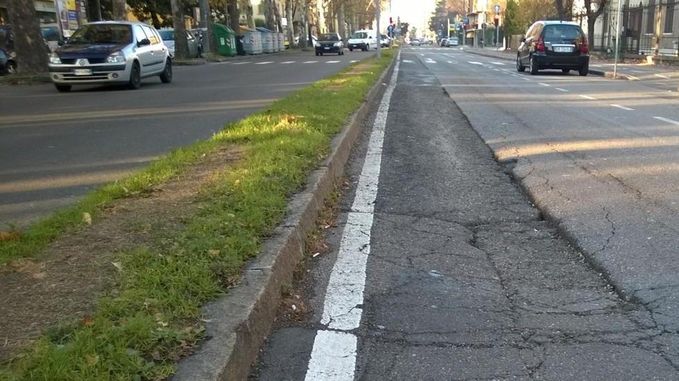 Buca molto pericolosa in via Giardini