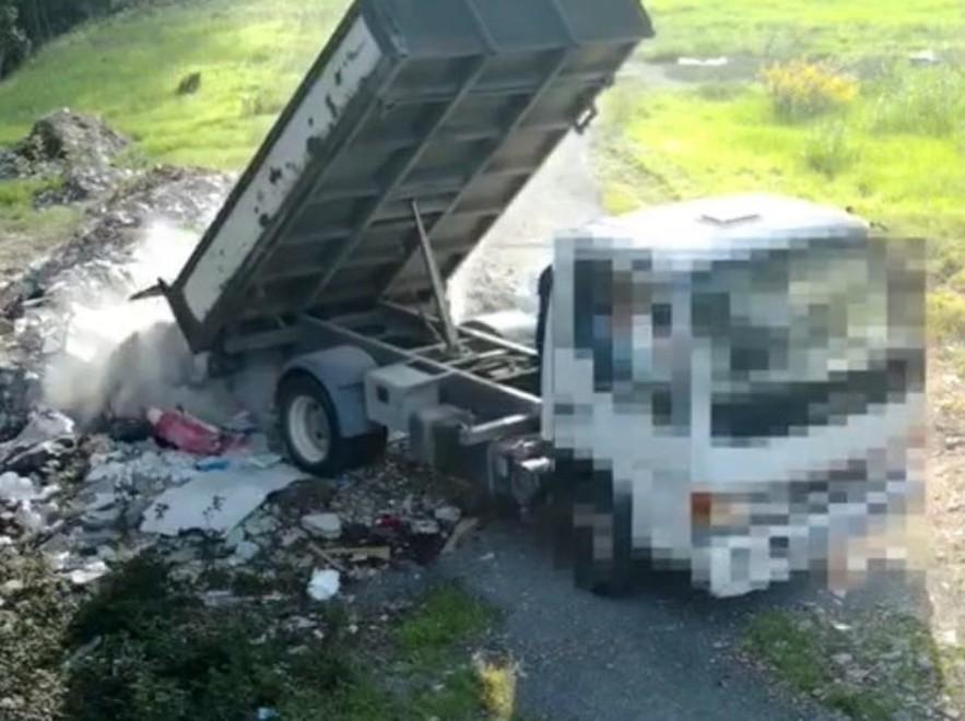 Scaricano camion di scarti edili: denunciati 