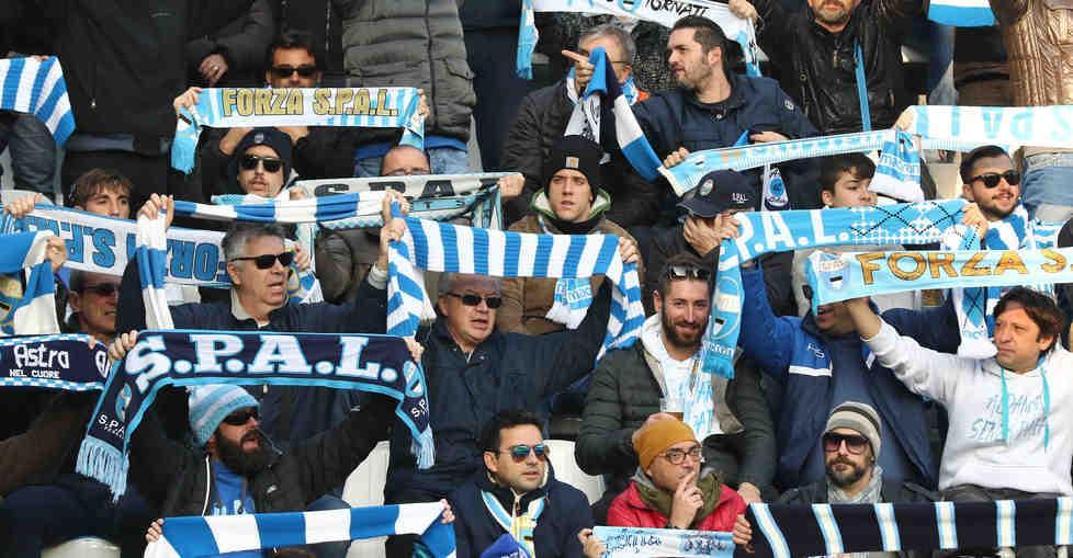 Appelli per uno stadio colorato di biancazzurro