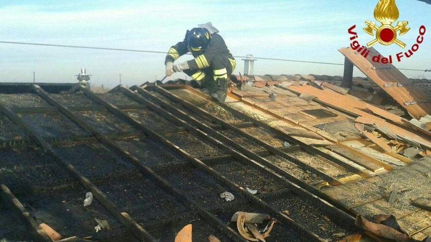 Brucia il tetto, operaio intossicato