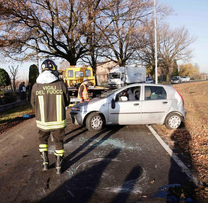 L’auto si ribalta: salvi mamma e bimbo 