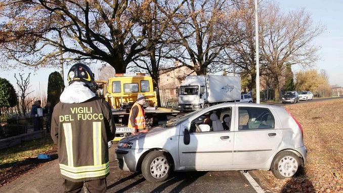 L’auto si ribalta: salvi mamma e bimbo