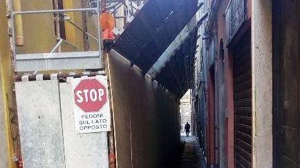 Un’impalcatura lascia al buio via Rosello
