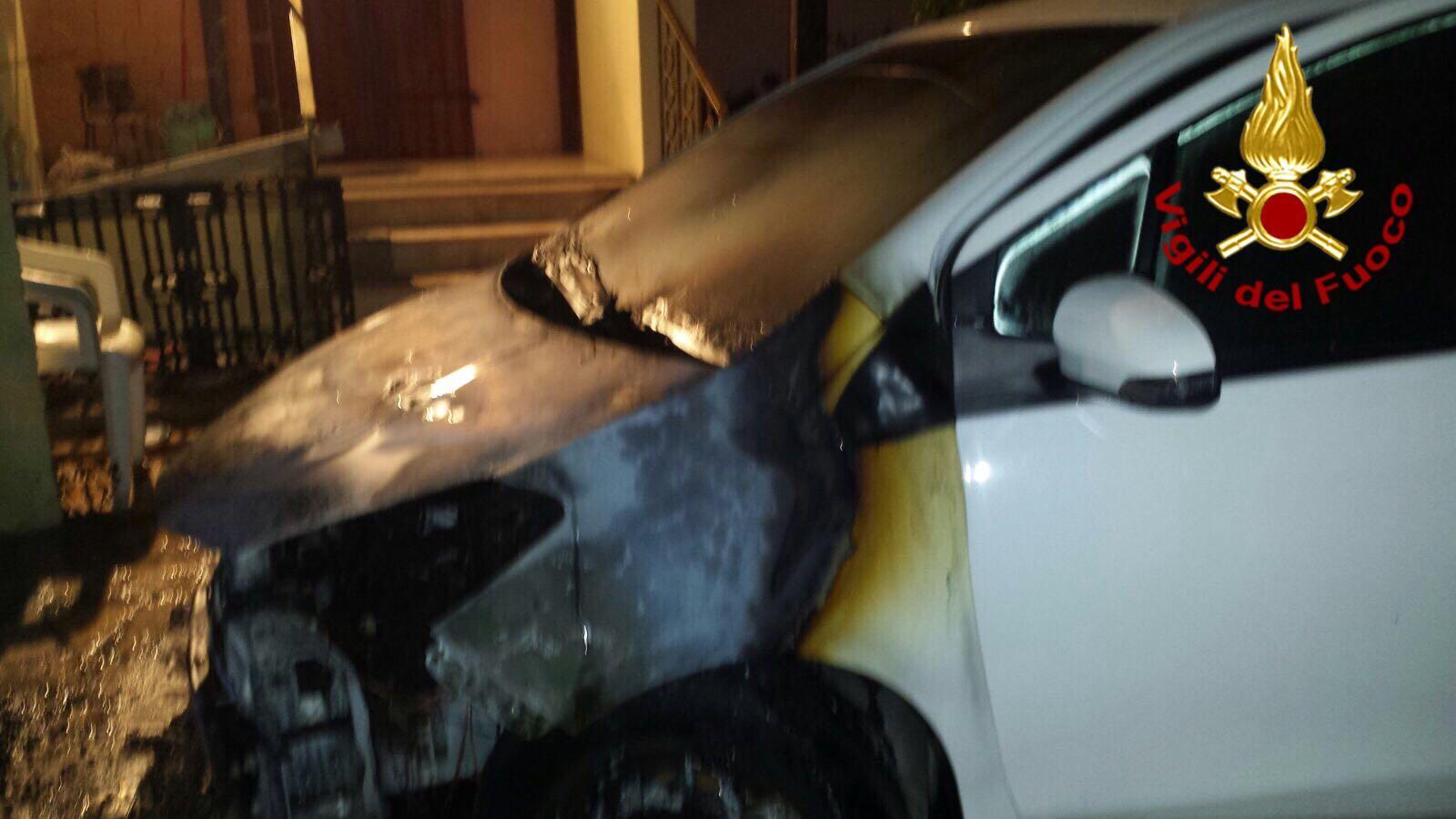 L'auto prende fuoco, ha un malore e muore mentre tenta di spegnere le fiamme 