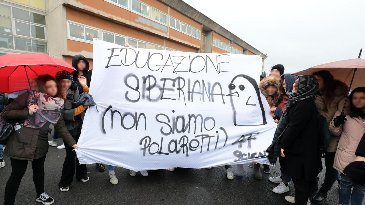 Uno dei tanti striscioni di protesta esposti dai ragazzi del Pontormo (Foto Agenzia Carlo Sestini)